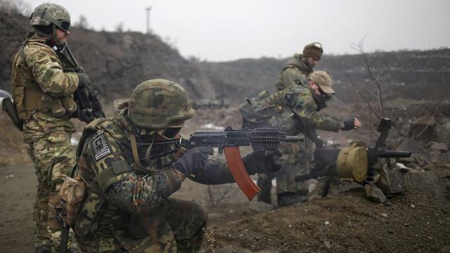 Entraînement militaire de volontaires ukrainiens près de Marioupol (image d'illustration). [EPA/Keystone - Anastasia Vlasova]