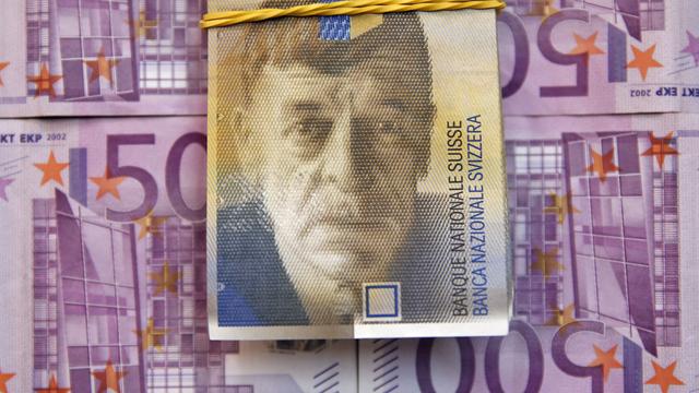 Franc, euro. [Reuters - Dado Ruvic]