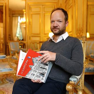 Le dessinateur Mathieu Sapin pose dans un salon du palais de l'Elysée. [Reuters - Benoît Tessier]