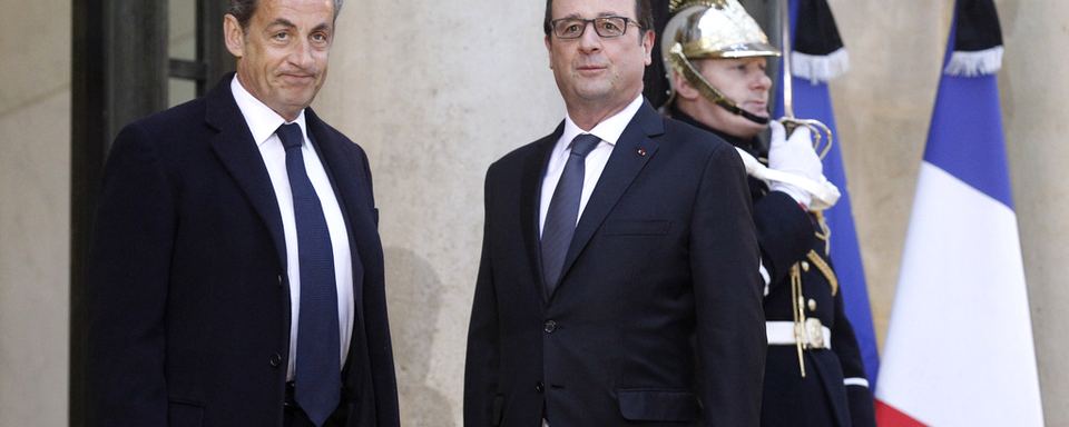 François Hollande a reçu ce jeudi matin le président de l'UMP Nicolas Sarkozy à l'Elysée. [AP/Keystone]