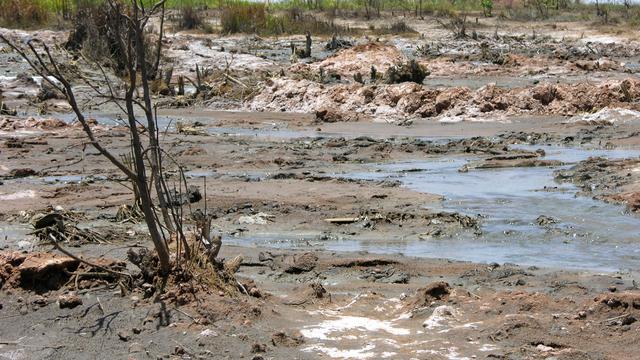 Responsabiliser les multinationales pour leurs activités sur sol étranger, comme ici, des berges contaminées par une filiale de Glencore en République démocratique du Congo? [Pain pour le prochain - Chantal Peyer]