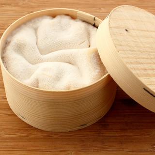 Le vacherin Mont-d'Or, l'un des délices de l'hiver. [Fotolia - helenedevun]