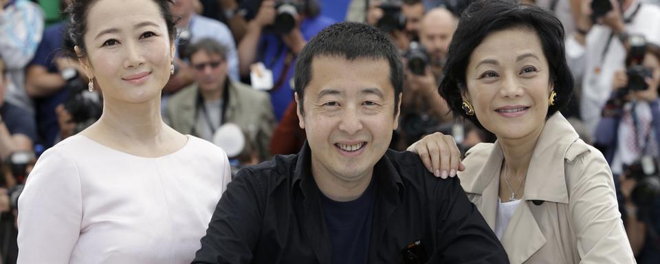 Le réalisateur Jia Zhangke entouré des deux interprètes de son film film "Moutains May Depart", présenté à Cannes.