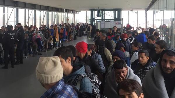 Dans la gare de Klagenfurt, les migrants font la queue en attendant de pouvoir monter dans un train. Gros contraste avec la Hongrie: neuf policiers seulement gèrent la foule. Les six Syriens suivis depuis une semaine ont finalement décidé de passer par l'Allemagne pour atteindre leur destination finale. (15.10.2015) [Twitter - Nicolae Schiau]