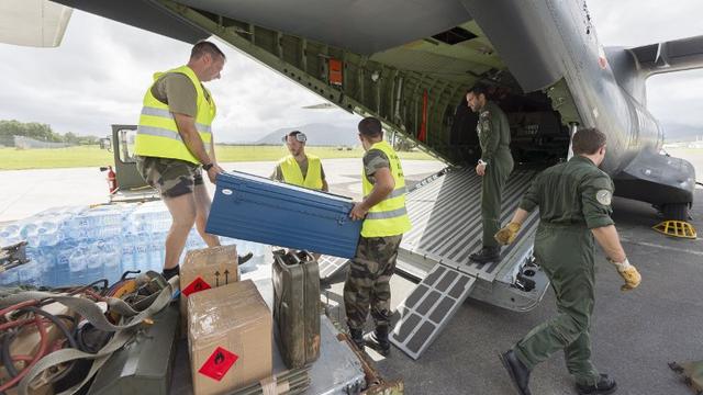 Des soldats chargent des vivres à bord d'un avion de l'armée française à destination du Vanuatu. [AFP Photo - Fred Payet]