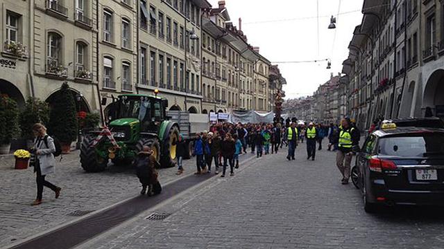 Les producteurs de lait ont manifesté à Berne. [RTS - Pietro Bugnon]