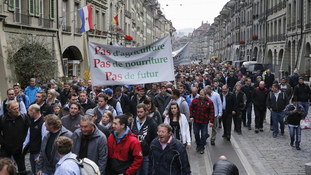 Les paysans avaient déjà défilé à Berne le 22 octobre à l'appel du collectif Swiss Agri Militant. [Keystone - Peter Klaunzer]