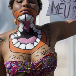 Les appels en faveur du droit à l'avortement sont réguliers au Brésil (ici en juillet 2015 à Rio). [EPA/Keystone - David Fernandez]