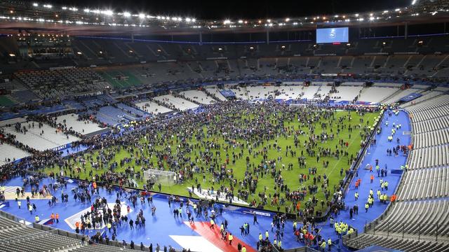 Les supporters se sont réfugiés sur la pelouse du Stade de France à l'issue de la rencontre. [Michel Euler]