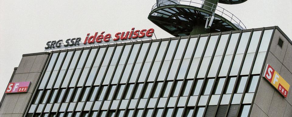 Le logo SRG SSR idée suisse sur le bâtiment de la télévision à Zurich. [Keystone - Walter Bieri]