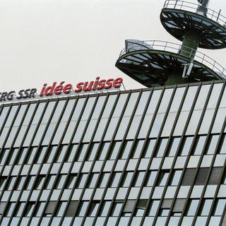 Le logo SRG SSR idée suisse sur le bâtiment de la télévision à Zurich. [Keystone - Walter Bieri]