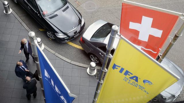 Officiels de la FIFA devant l'hôtel Mariott à Zurich. [Walter Bieri]