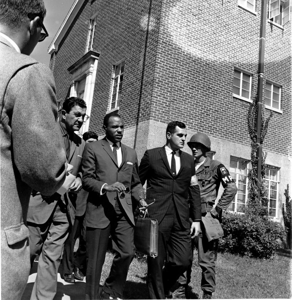 En 1962, James Meredith est escorté par la police militaire pour gagner l'université du Mississippi. [AP/Keystone]