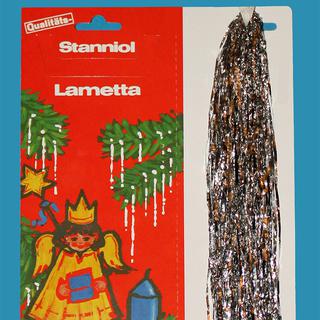 Les fils d'argent "Lametta" avec lesquels on décore les branches de sapin. [CC BY-SA 3.0 - Jüppsche]