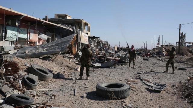 Des peshmergas célèbrent leur arrivée à Sinjar en tirant en l'air. [Bram Janssen]