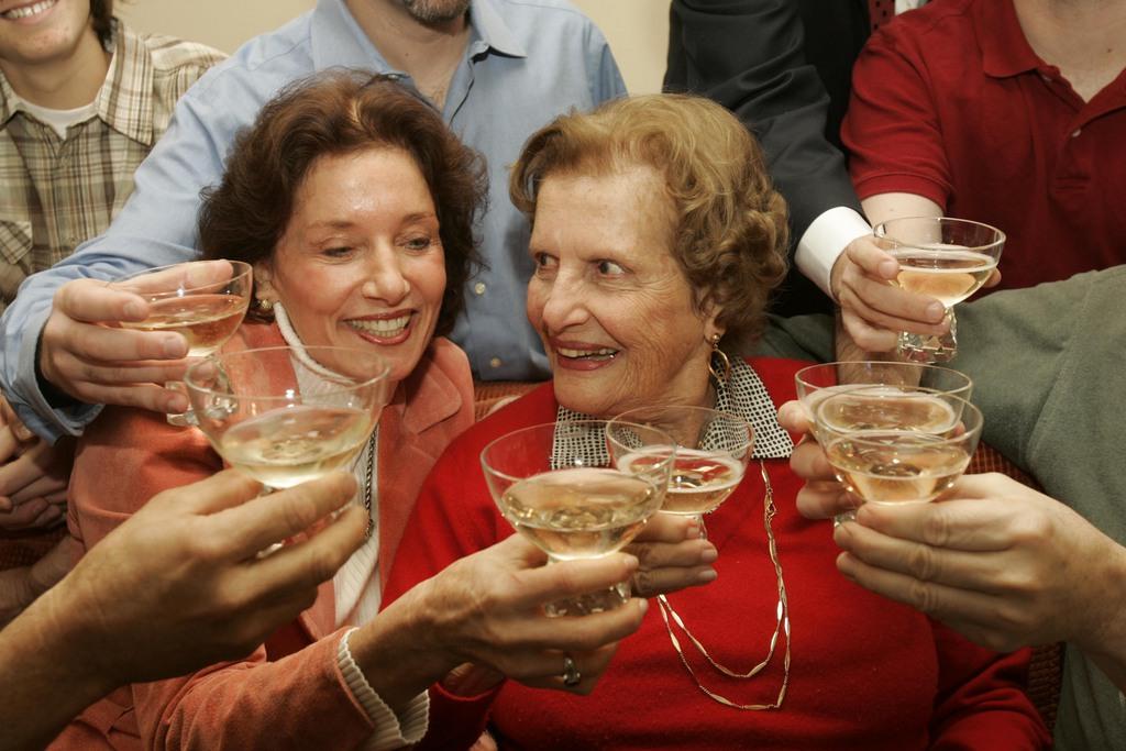 Maria Altmann (à d.) fête sa victoire en 2006 avec sa fille Margie Crain. [Keystone/AP Photo - Nick Ut]