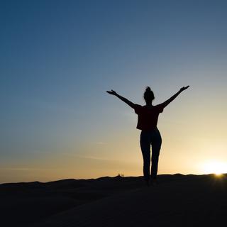 Se lever tôt et faire son yoga au lever du soleil. [Delphotostock]