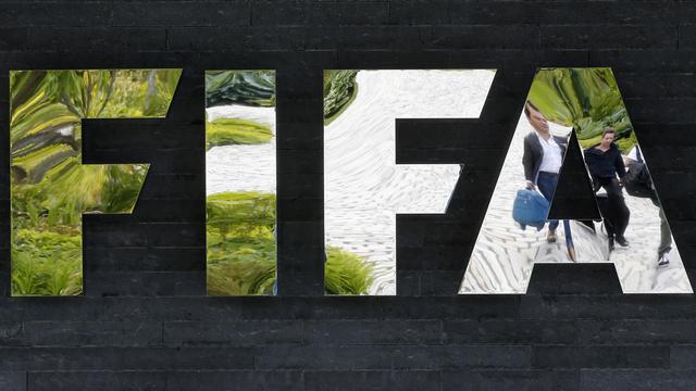 Reflets dans le logo de la fédération au siège de la FIFA à Zurich mercredi, après l'arrestation de sept de ses membres sur demande américaine. [AP/Keystone - Michael Probst]