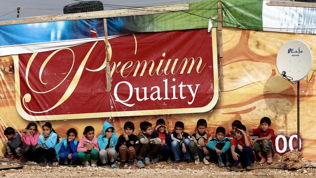 Des enfants syriens à l'entrée d'un camp de réfugié libanais. [AP Photo/Hussein Malla]