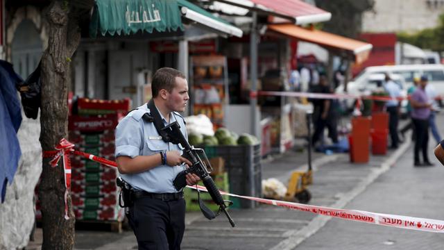 Un policier israélien sécurise les lieux d'une des attaques, samedi à Jérusalem.