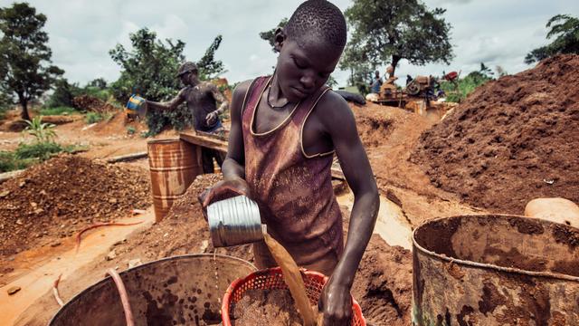 Entre 30 et 50% des travailleurs des mines artisanales du Burkina Faso n'ont pas atteint la majorité, selon la Déclaration de Berne. [Pep Bonet –  Noor – Keystone]