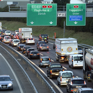 L'autoroute A1 est régulièrement congestionnée. [Steffen Schmidt]