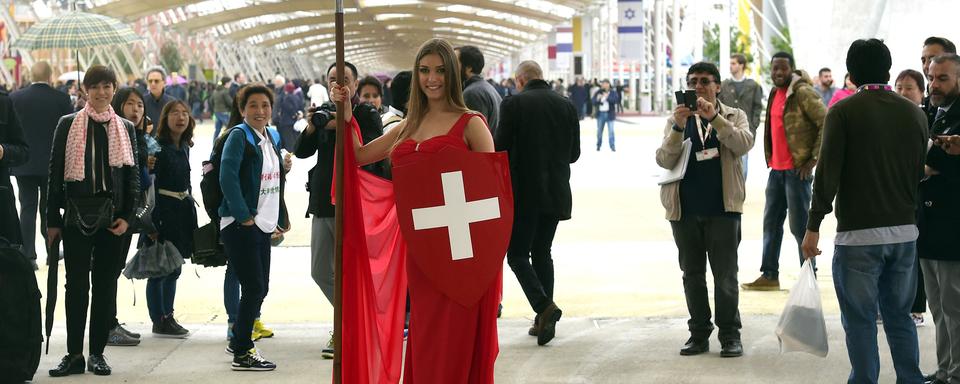 "Dame Helvétie" attend les premiers visiteurs au Pavillon suisse, 01.05.2015. [AFP - Olivier Morin]