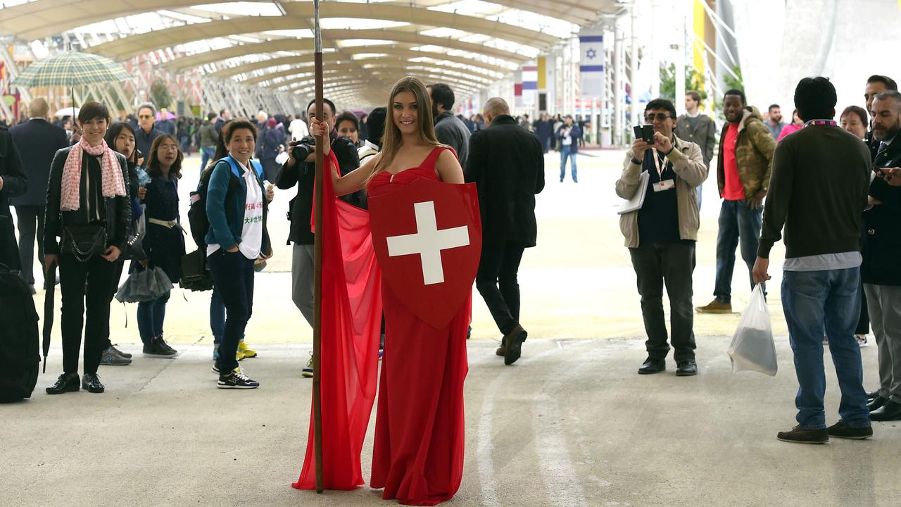 "Dame Helvétie" attend les premiers visiteurs au Pavillon suisse, 01.05.2015. [AFP - Olivier Morin]
