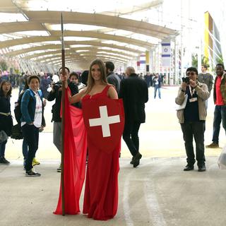 "Dame Helvétie" attend les premiers visiteurs au Pavillon suisse, 01.05.2015. [AFP - Olivier Morin]