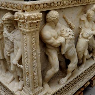 Le sarcophage romain, datant du 2e siècle, est orné de bas-reliefs représentant les douze travaux d'Hercule. [Ministère public genevois]