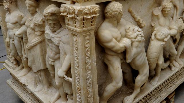 Le sarcophage romain, datant du 2e siècle, est orné de bas-reliefs représentant les douze travaux d'Hercule. [Ministère public genevois]
