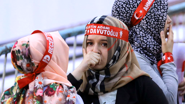 Le Parti de la justice et du développement (AKP) du président Erdogan a essuyé un vif recul aux élections de dimanche. [Depo Photos/EPA/Keystone]