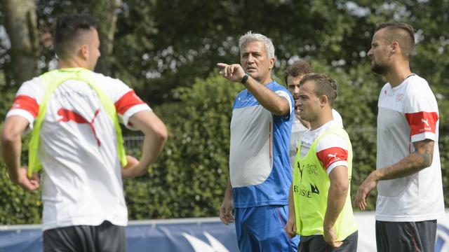 Petkovic donne ses informations à ses joueurs en vue du match face à la Slovénie. [Anthony Anex]