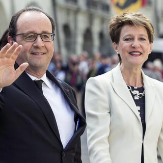 François Hollande et Simonetta Sommaruga lors de l'arrivée du président français à Berne le 15 avril 2015. [Keystone - Thomas Hodel]