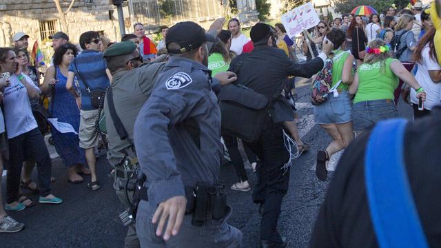 La police est rapidement intervenue pour maîtriser le juif ultra-orthodoxe. [key - AP Photo/Sebastian Scheiner]