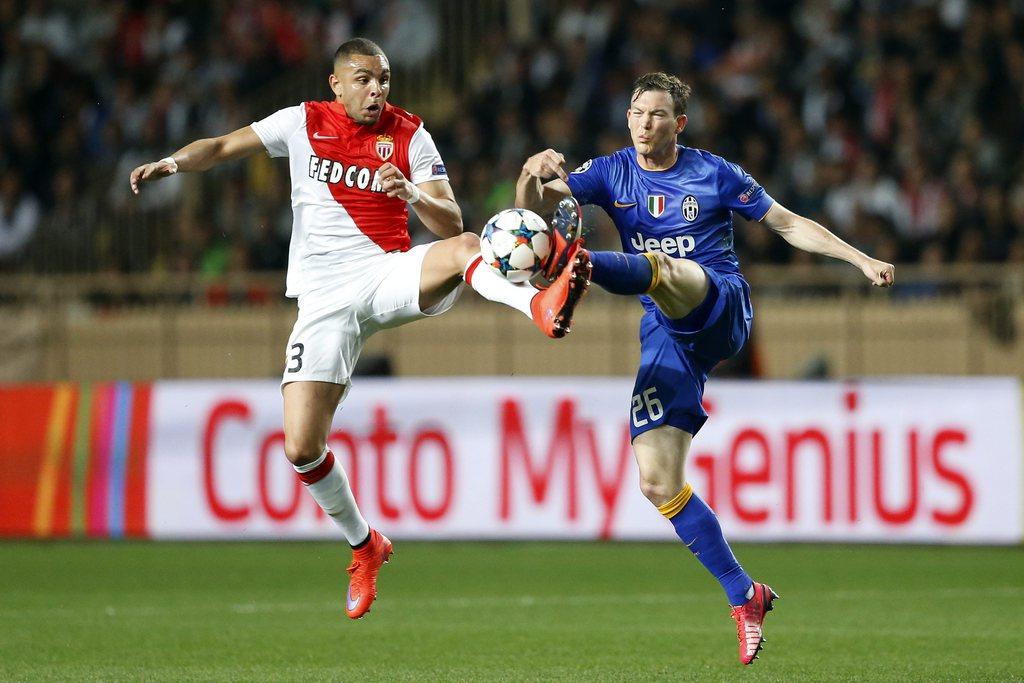 Layvin Kurzawa (Monaco) est au duel avec Stephan Lichtsteiner. Il n'y aura pas de vainqueur sur le Rocher. [Keystone - Guillaume Horcajuelo]