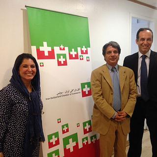 De droite à gauche: Nezam Sharif Mafi, directeur de la Chambre de Commerce Iran-Suisse, l'administrateur général Abdi Moinpour et la responsable du marketing Assieh Mir. [RTS - Alexandre Habay]