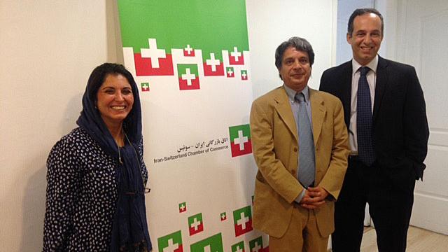 De droite à gauche: Nezam Sharif Mafi, directeur de la Chambre de Commerce Iran-Suisse, l'administrateur général Abdi Moinpour et la responsable du marketing Assieh Mir. [RTS - Alexandre Habay]