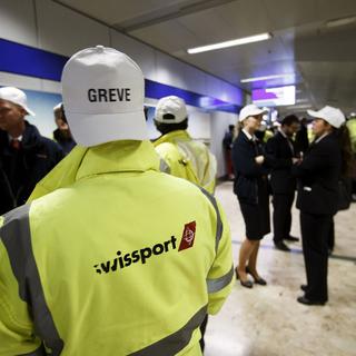 Les employés de Swissport réclament une revalorisation salariale. [Keystone - Salvatore Di Nolfi]