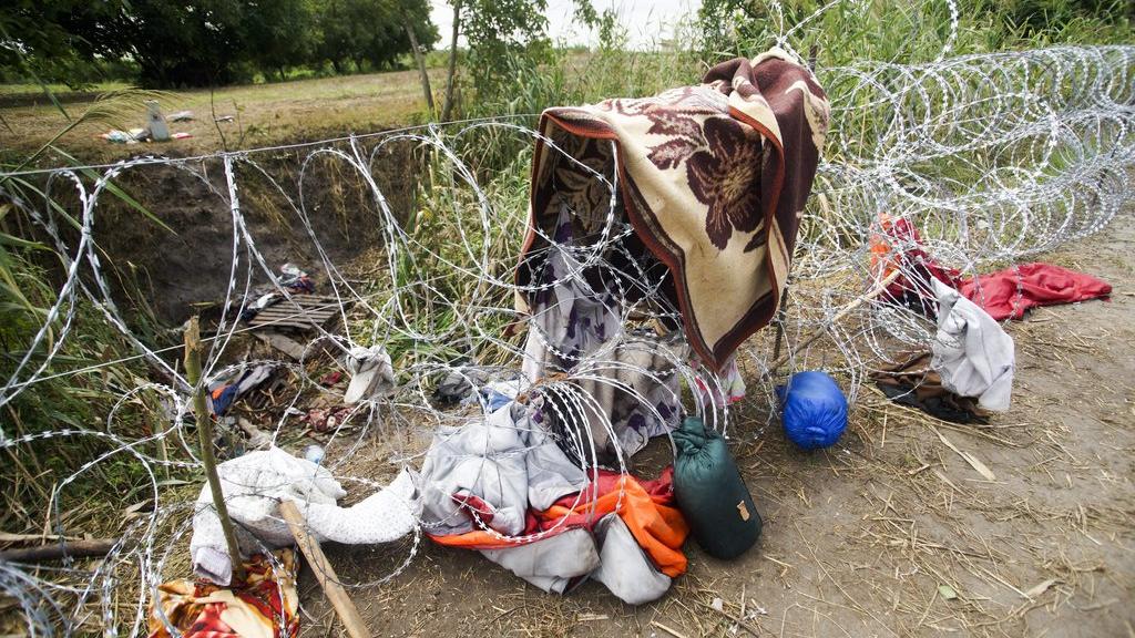 Des vêtements restent suspendus aux barbelés munis de lames de rasoir que les migrants doivent franchir entre la Serbie et la Hongrie. [Zoltan Balogh]