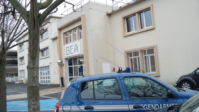 Voiture de la gendarmerie française devant les locaux du Bureau d'enquêtes et d'analyses (BEA) au Bourget, mercredi. [Citizenside/AFP]