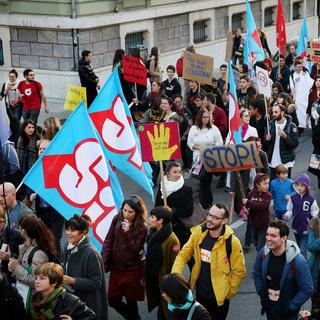 Environ 10'000 fonctionnaires, selon les organisateurs, ont manifesté ce mardi 10 novembre 2015 dans les rues de Genève, contre les mesures d'économie de l Etat. [Keystone - Magali Girardin]