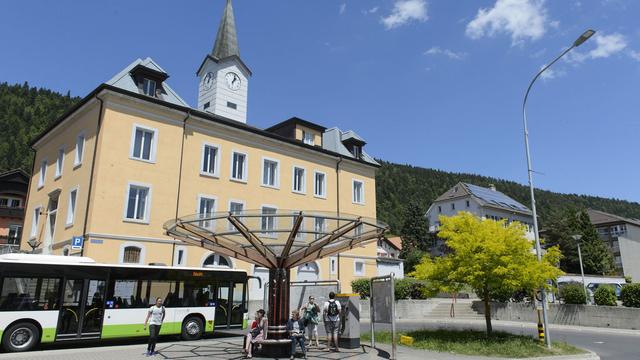 Cernier, siège des autorités de la Commune de Val-de-Ruz. [Keystone - Jean-Christophe Bott]