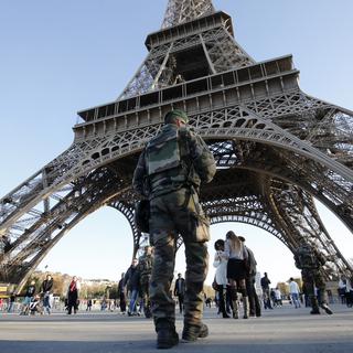 Des soldats patrouillant devant la tour Eiffel suite aux attaques terroristes de vendredi 13 novembre. [FRANCOIS GUILLOT]