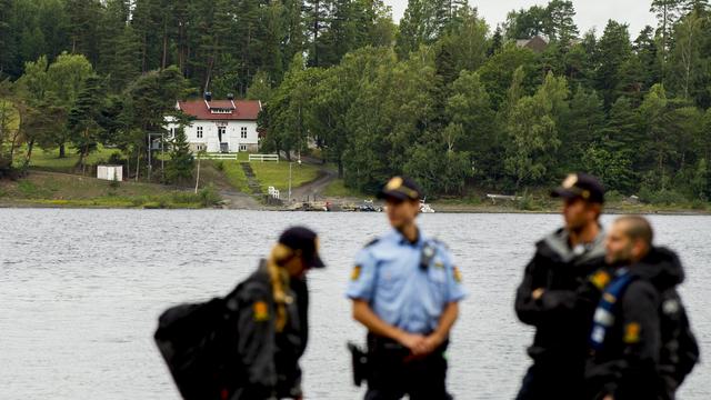 La police norvégienne monte la garde devant l'île d'Utoya. [NTB Scanpix - Vegard Wivestad Grott]