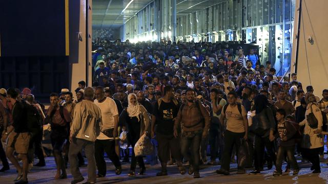 Des milliers de réfugiés, syriens pour la plupart, ont débarqué mardi soir et mercredi matin au port du Pirée en Grèce. [Alkis Konstantinidis]