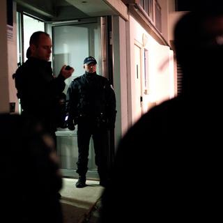 Les policiers français ont perquisitionné mercredi soir un immeuble de la banlieue de Reims. [AP/Keystone - Thibault Camus]