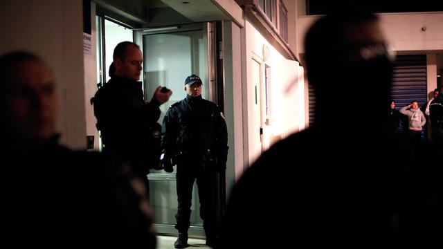 Les policiers français ont perquisitionné mercredi soir un immeuble de la banlieue de Reims. [AP/Keystone - Thibault Camus]