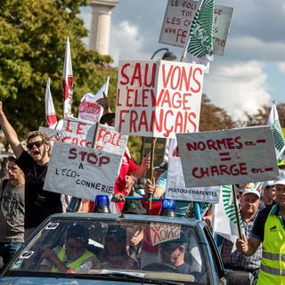 Une manifestation à Paris, le 3 septembre, pour protester contre le prix du lait. [AFP - Michael Bunel - NurPhoto]