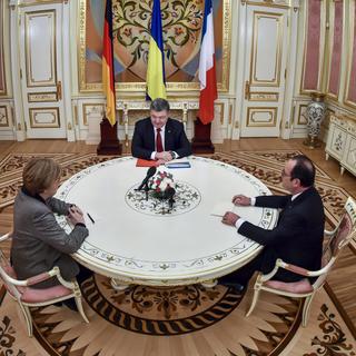 Le président ukrainien Petro Porochenko (c.) ainsi qu'Angela Merkel et François Hollande rencontreront le président russe Vladimir Poutine mercredi à Minsk.